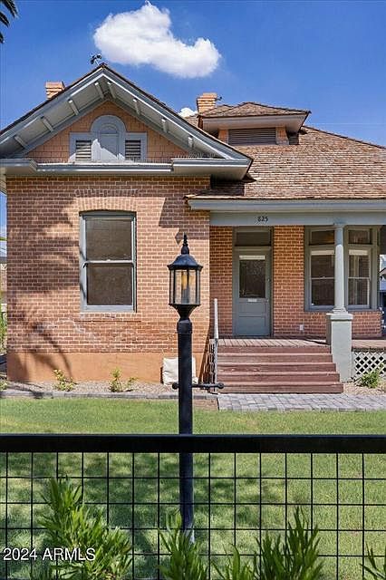 SPECIAL!!  MOVE IN BY 8/1, $1500 OFF 1ST MONTH!!!   Roosevelt Row historic and updated home close to everything downtown! Truly unique!!!  Absolute stunner that is an Oasis in the City!!!  Everything redone!!  True Charmer!!! photo 5