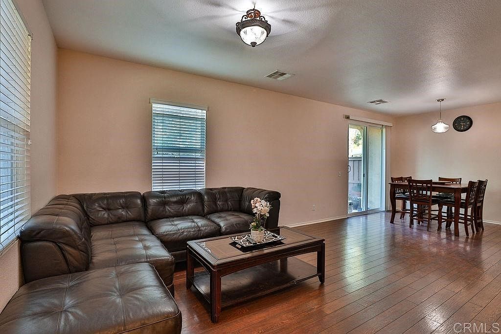 Welcoming 2B Condo With Balcony, In-unit Laundry And Pool Access. photo 2
