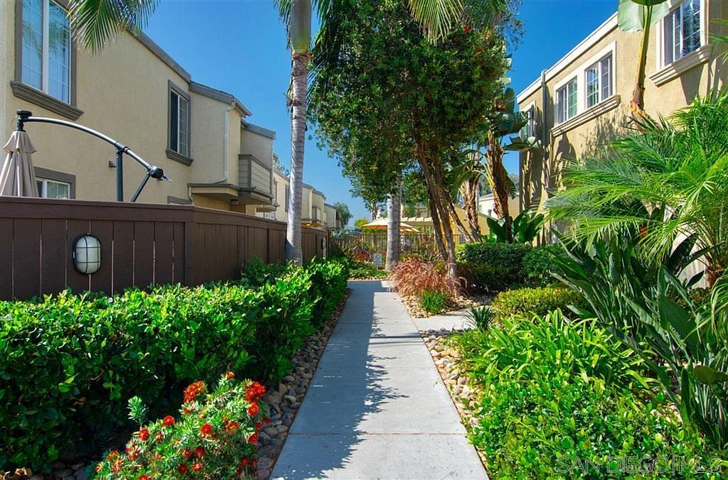5404 Balboa Arms Dr photo 2