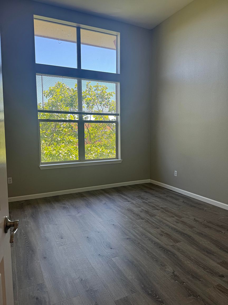 This Bedrooms: 2 Bathrooms: 1 Condo Has New Paint, photo 4
