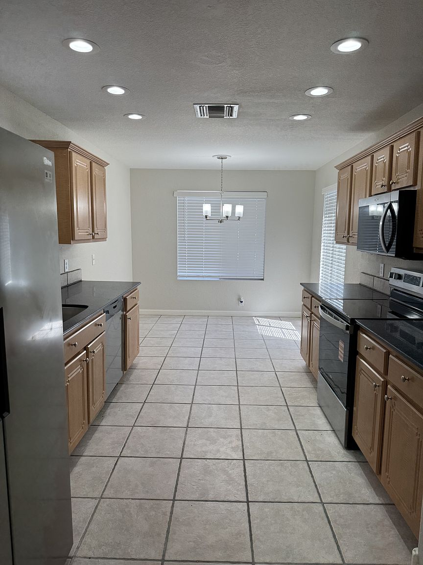 8565 W Tuckey Ln Glendale, AZ 85305 photo 4