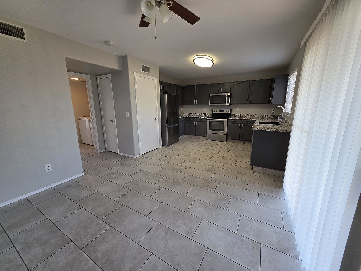 10381 W Amelia Ave photo 3