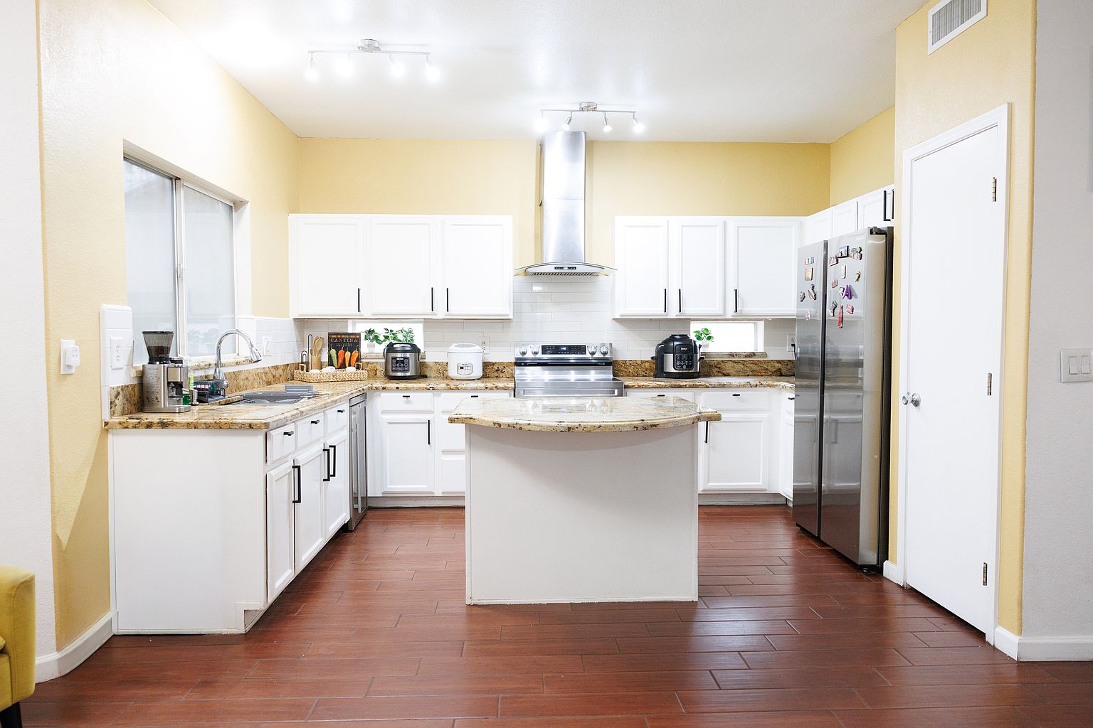 2228 N 90th Ln photo 4