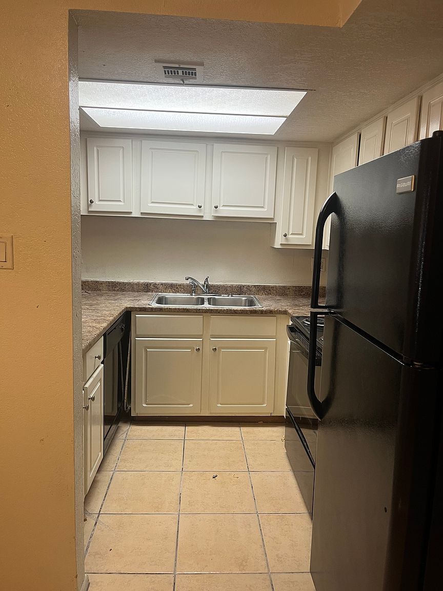 3810 N Maryvale Pkwy photo 5