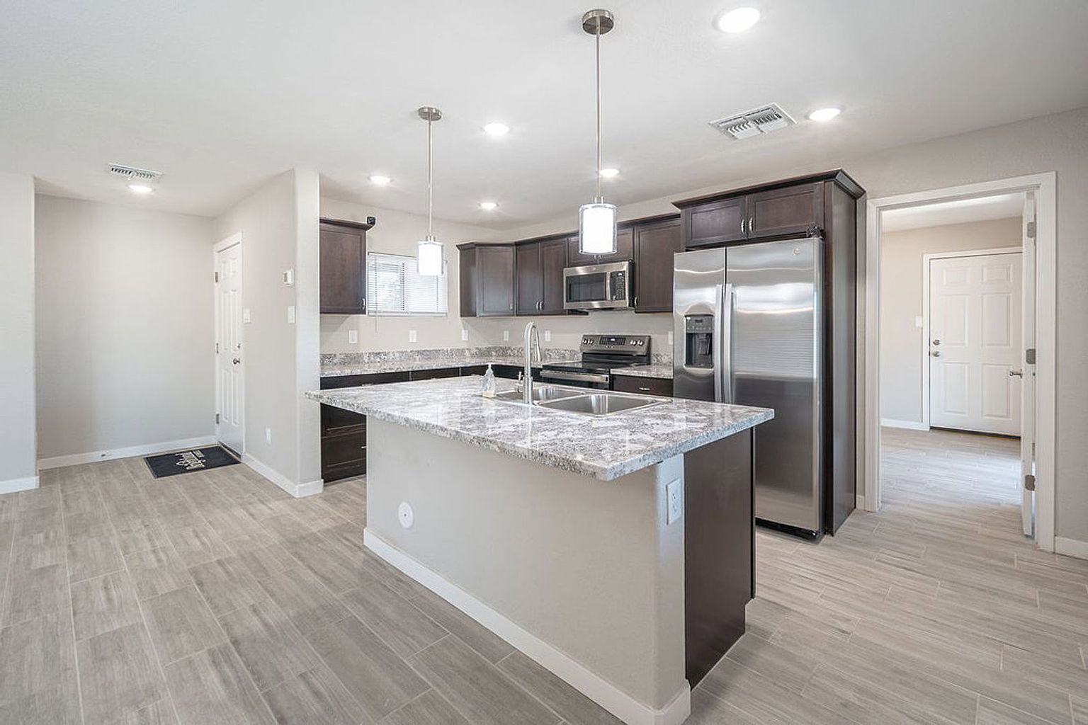 4002 N 59th Dr Phoenix, AZ 85033 photo 2