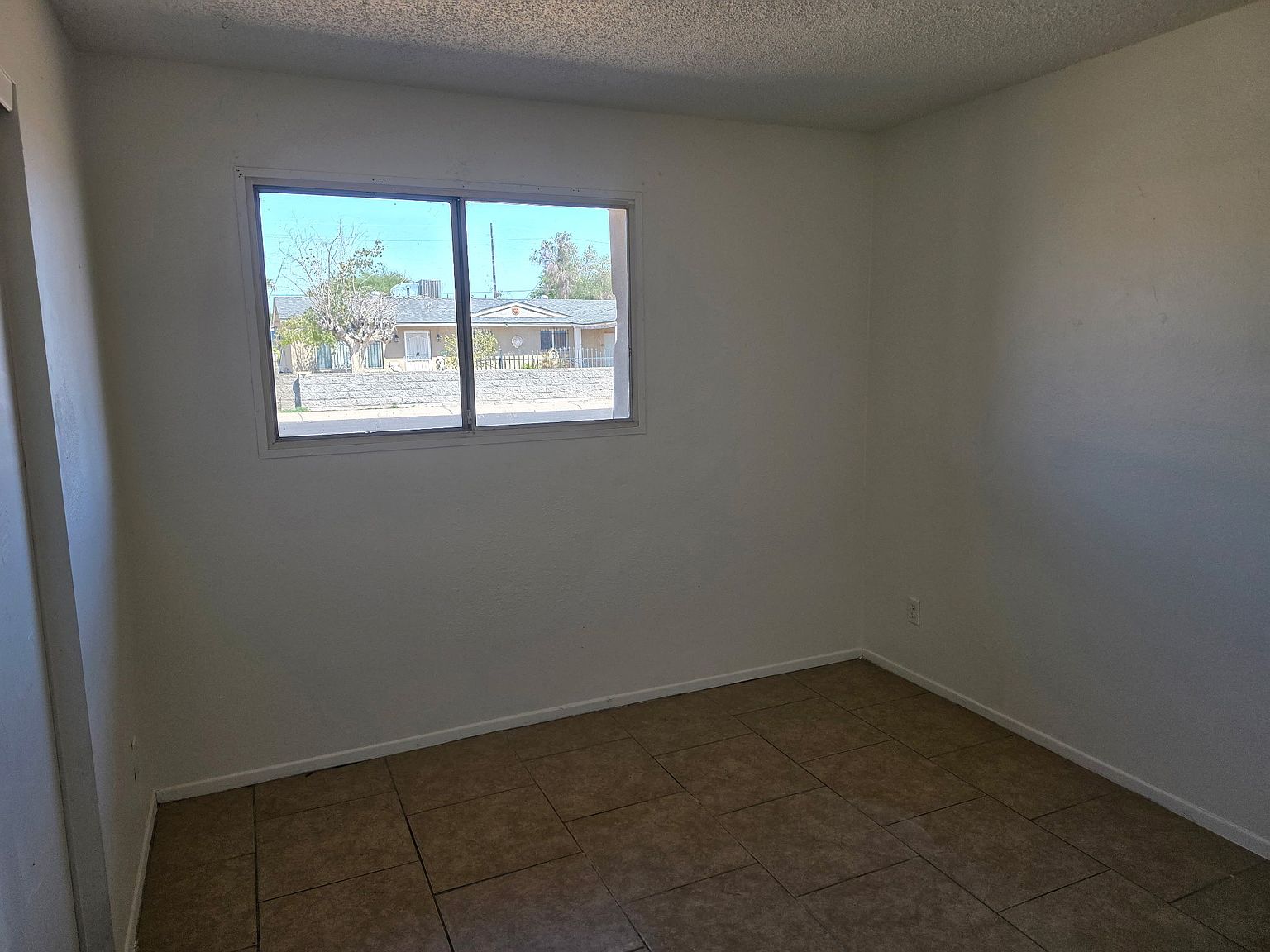 2512 N 47th Ln photo 5