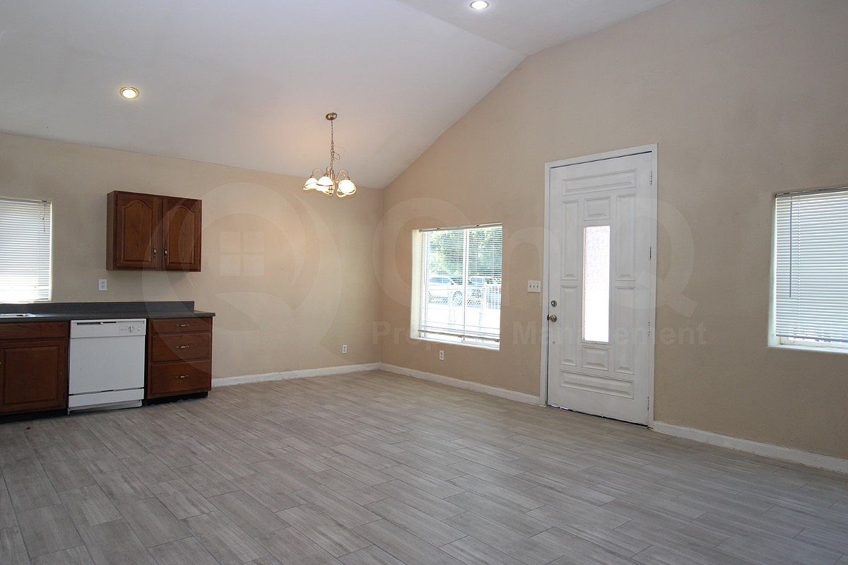 3206 W Cypress St photo 4