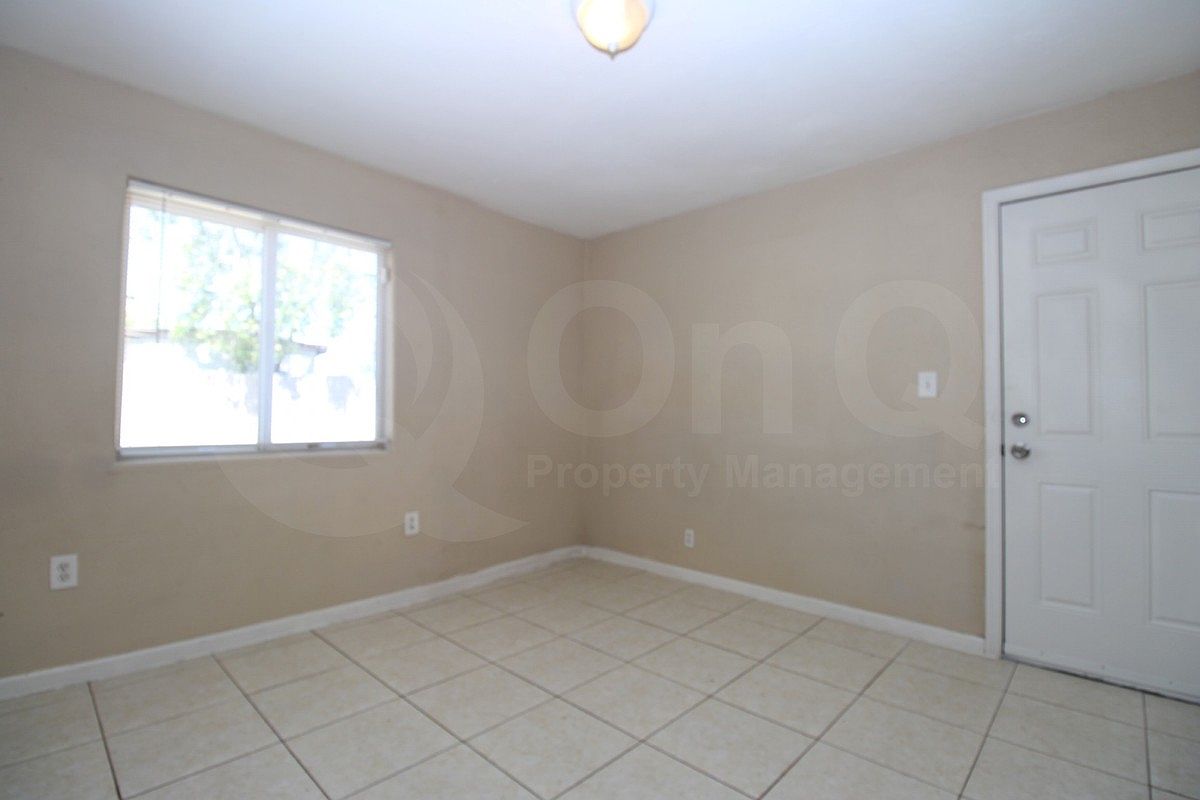 3206 W Cypress St photo 5