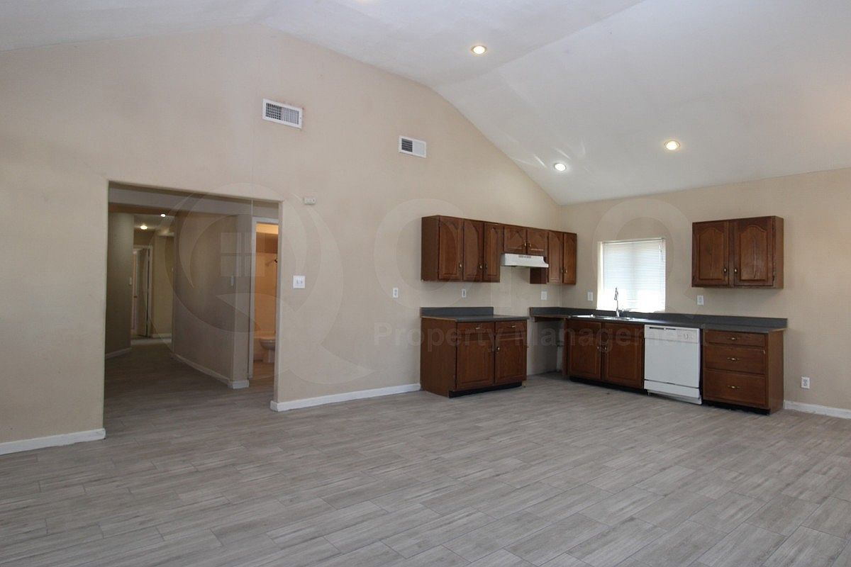 3206 W Cypress St photo 3