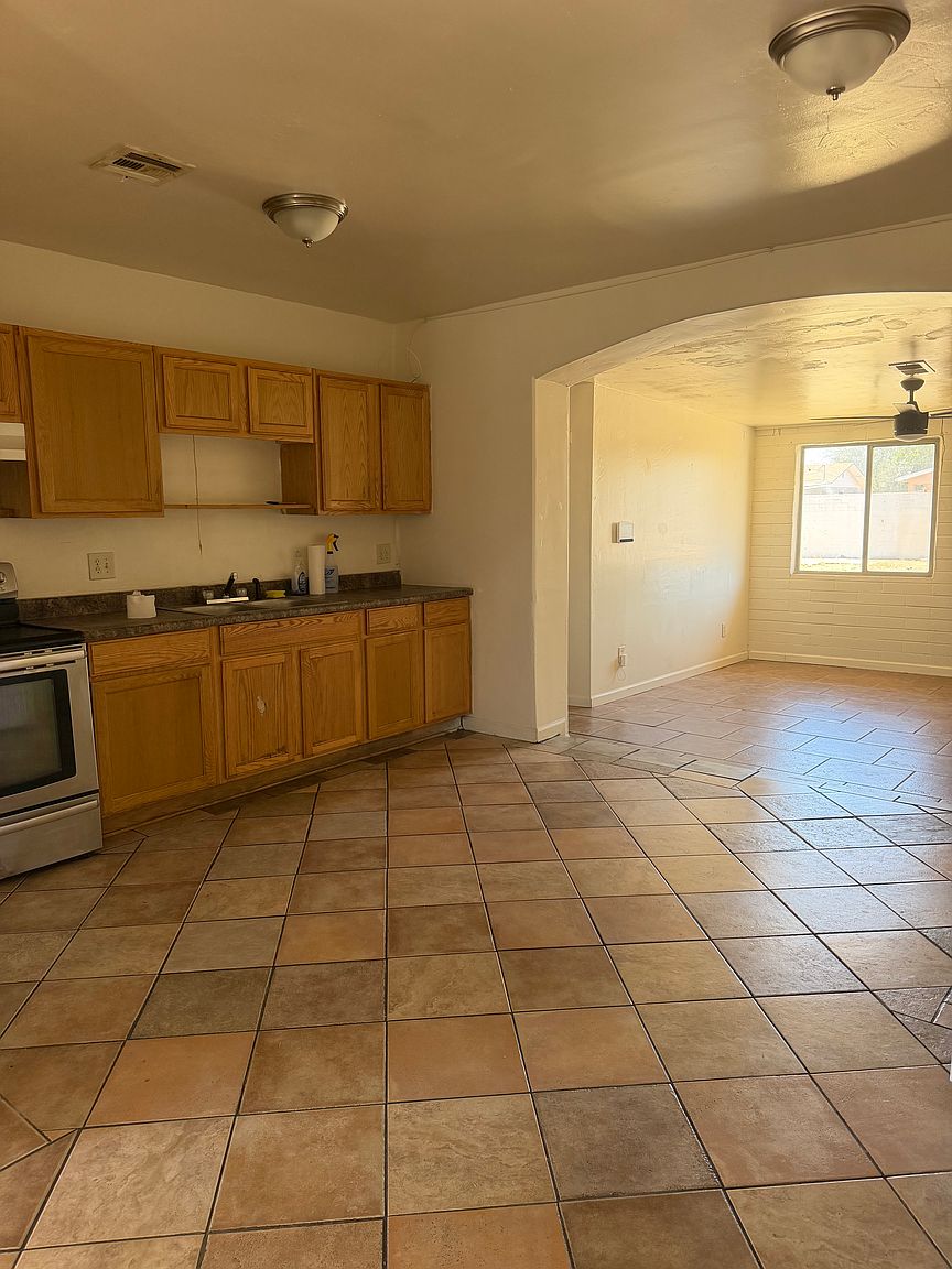 1823 W Fairmount Ave photo 2