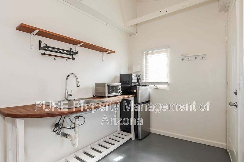2925 N 15th Dr photo 5
