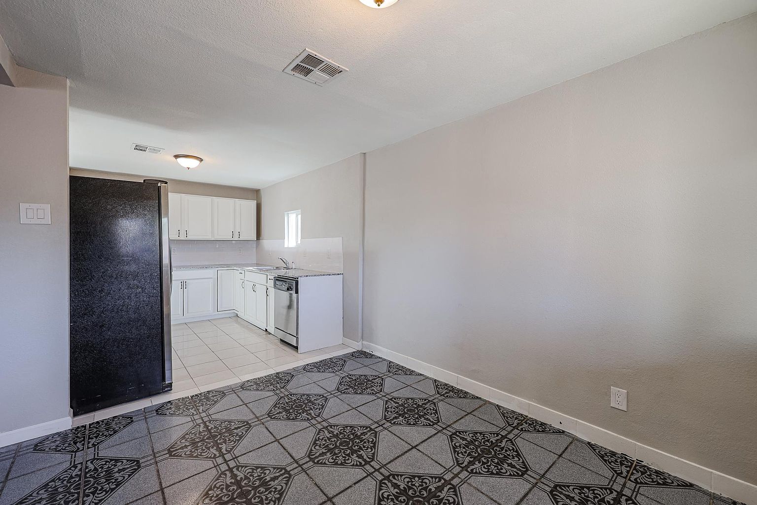 751 W Jones Ave photo 3