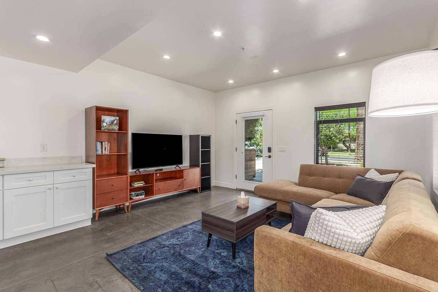 1017 E Garfield St photo 5