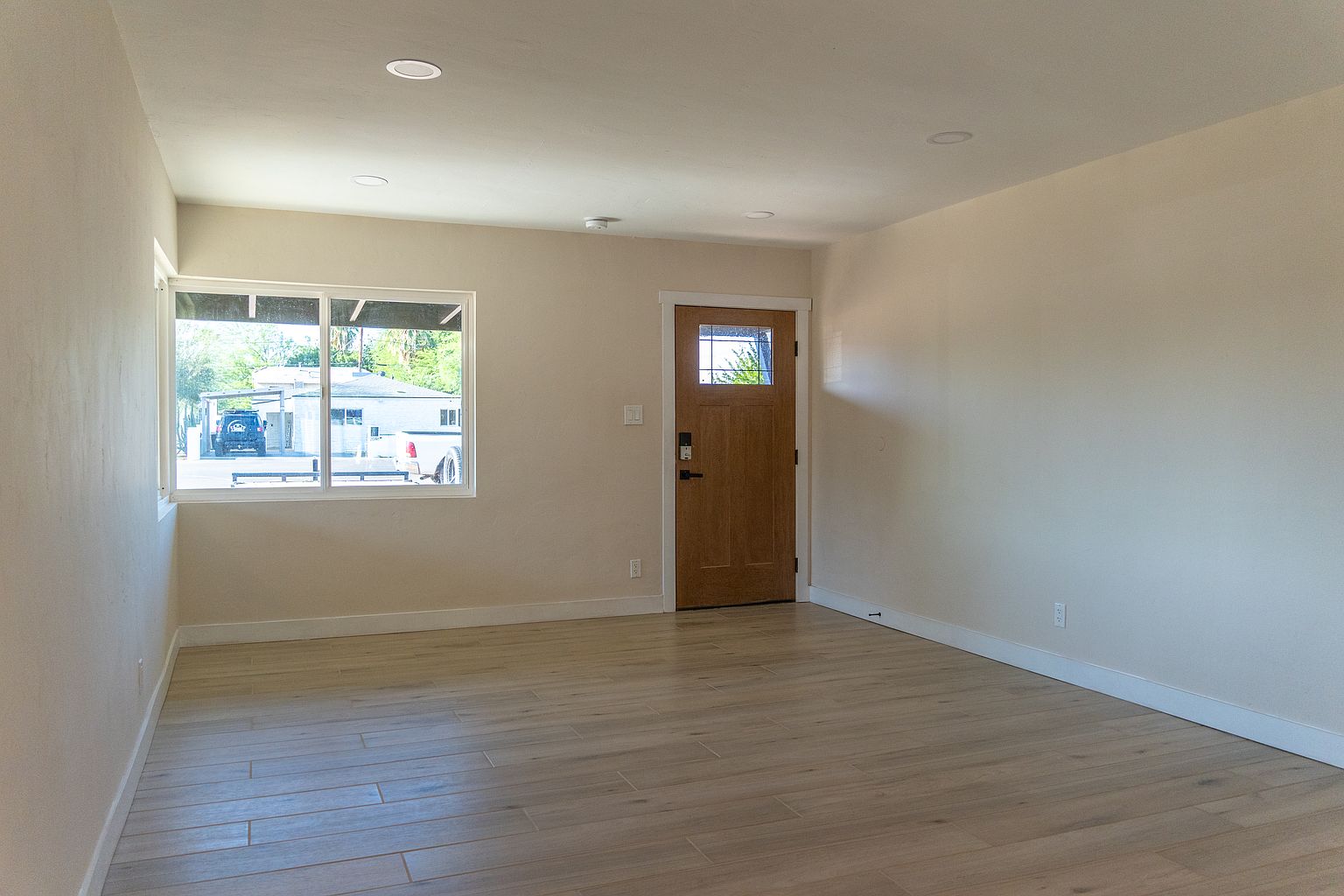 2043 E Oak St photo 5