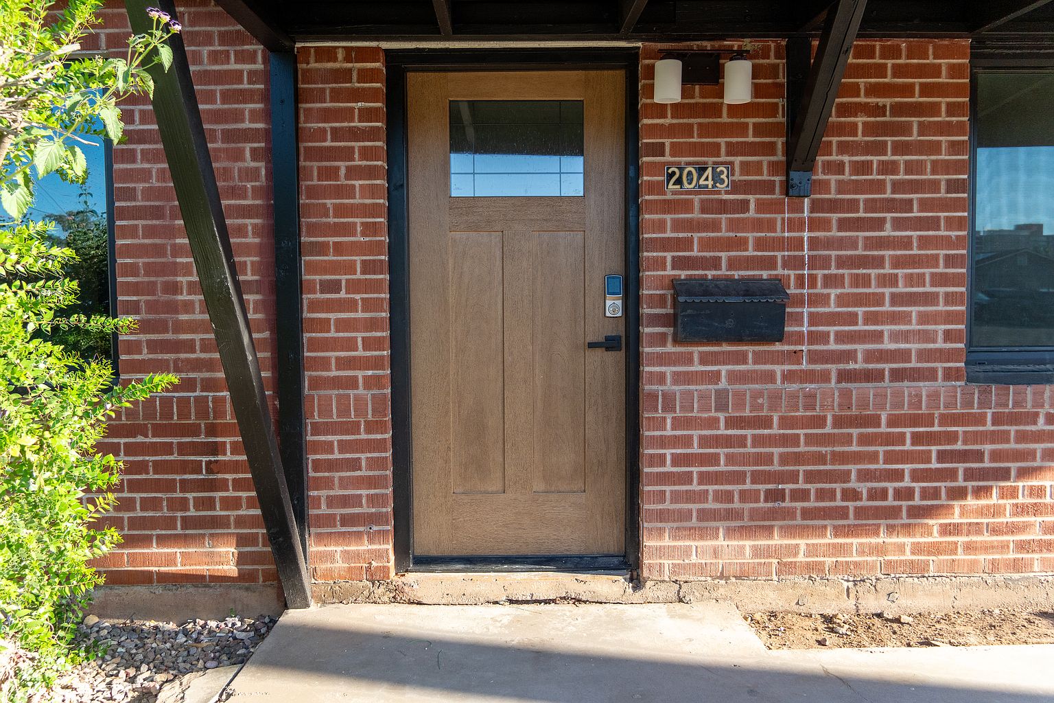 2043 E Oak St photo 3