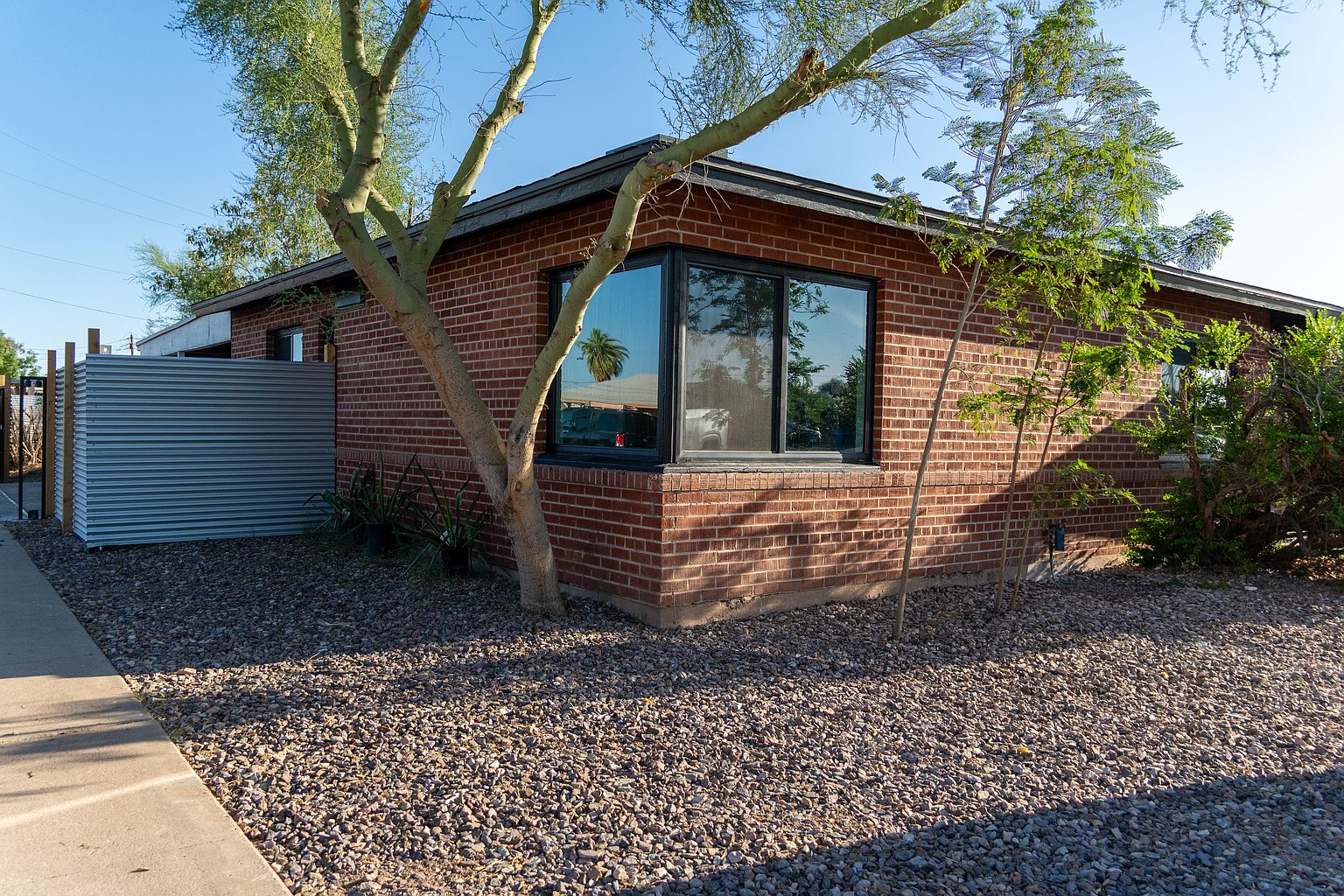 2043 E Oak St photo 4