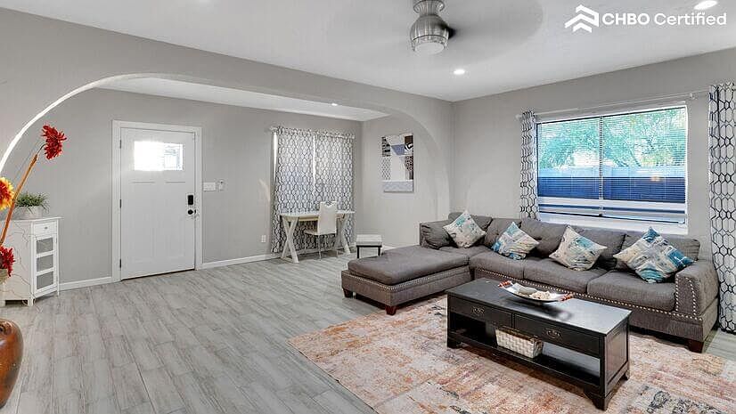 1715 N Whittier Dr photo 4