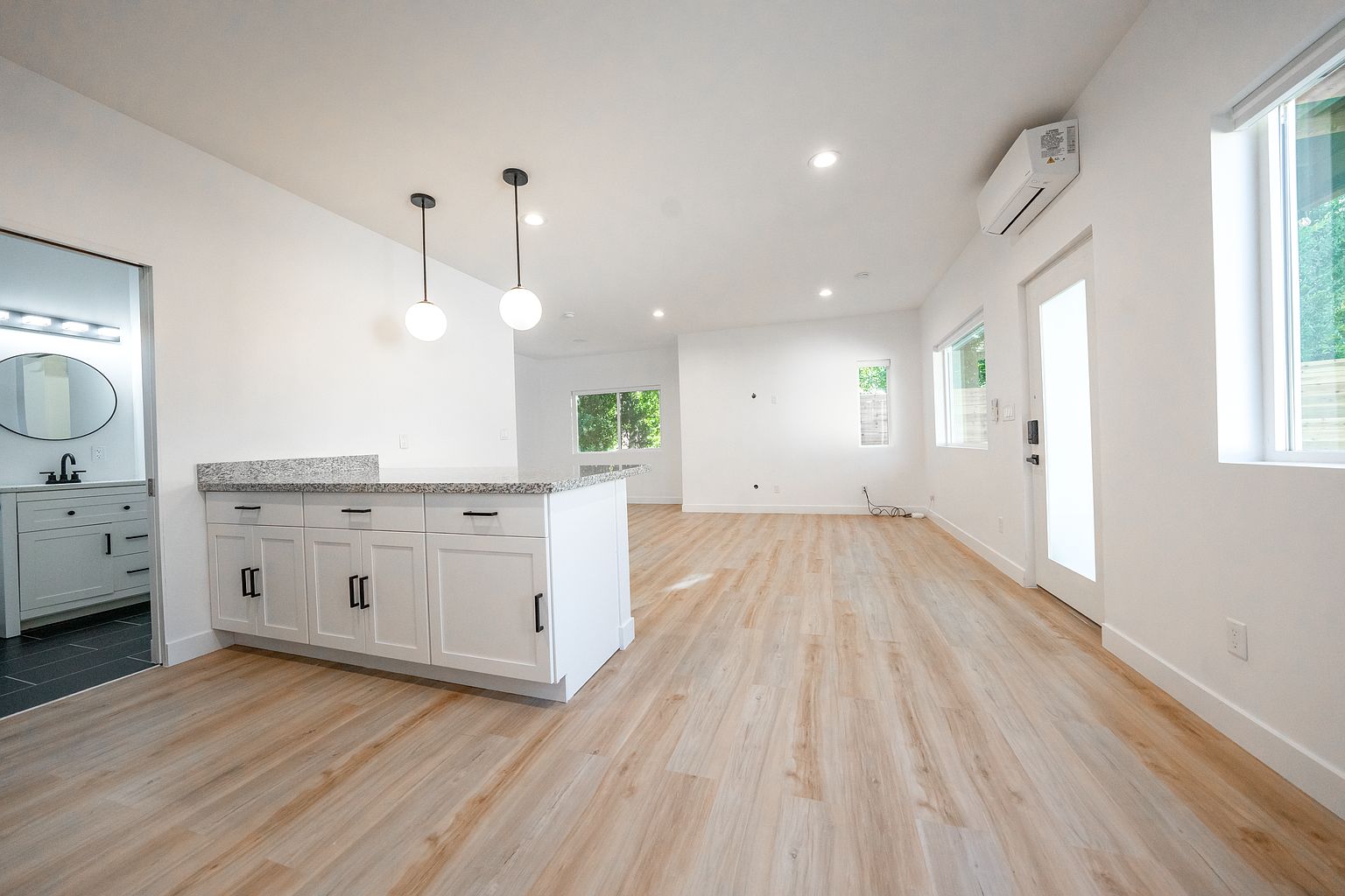 1514 E Clarendon Ave photo 3
