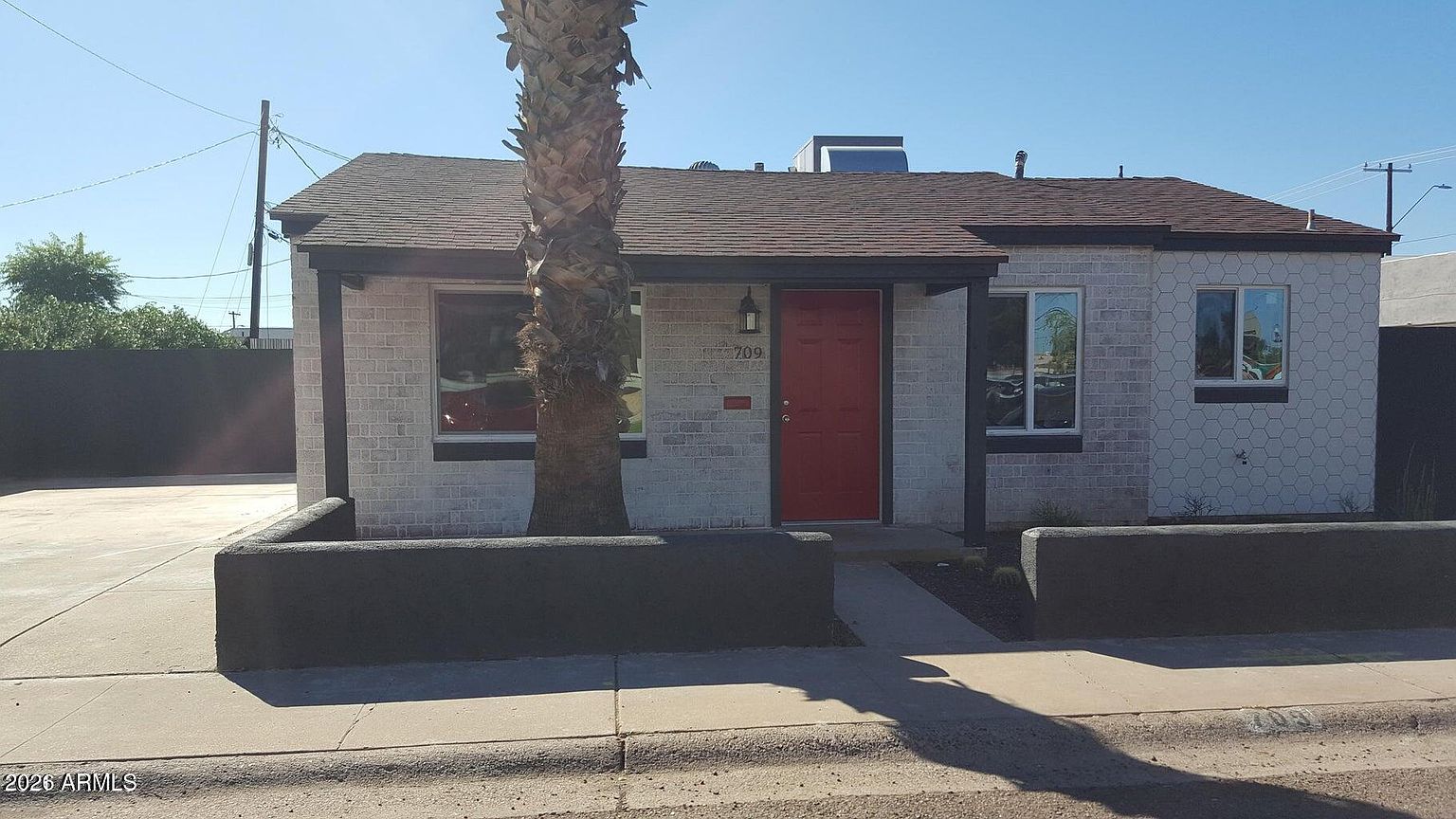 709 E Weldon Ave photo 3