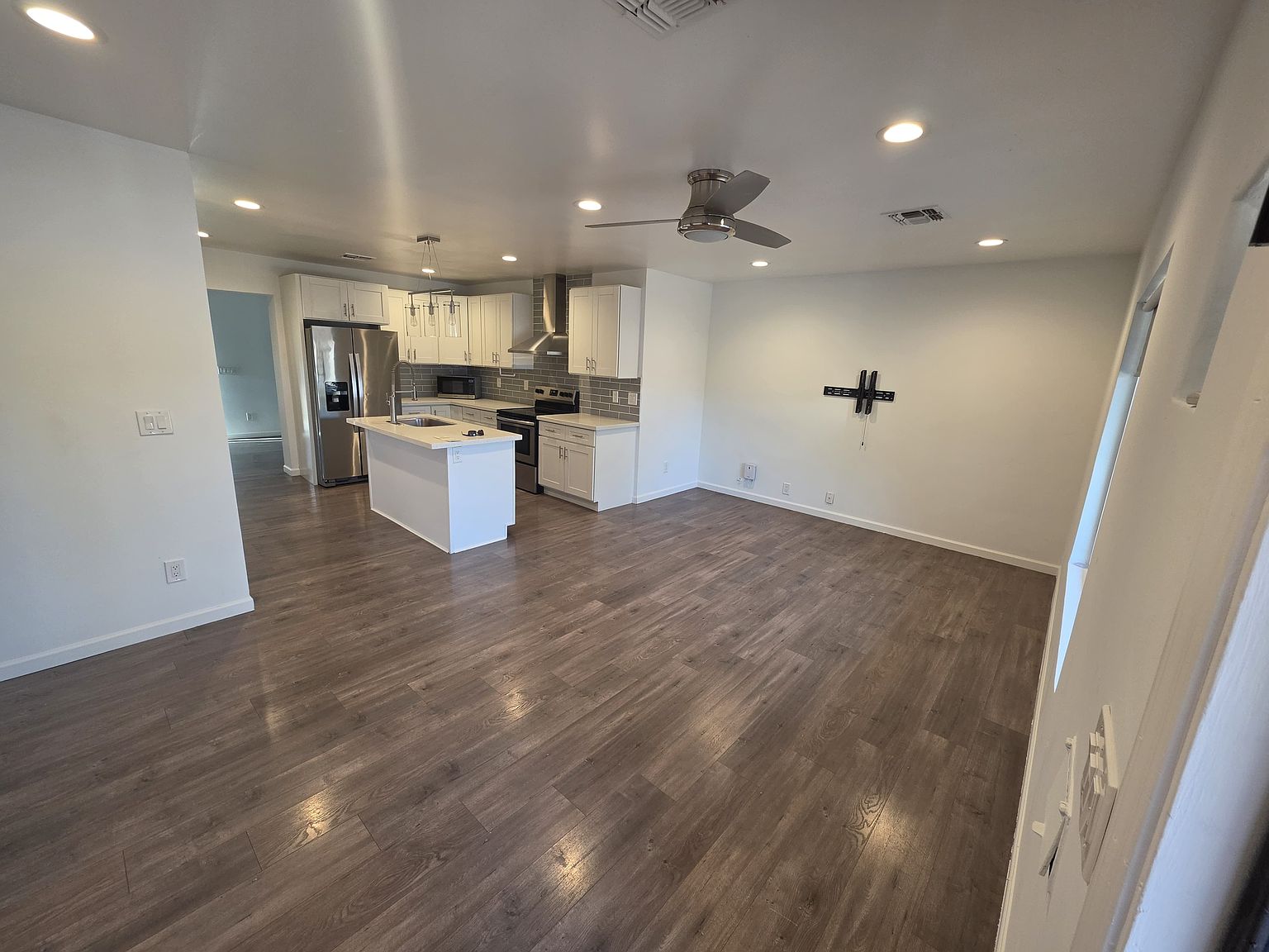 2238 E Mulberry Dr photo 2