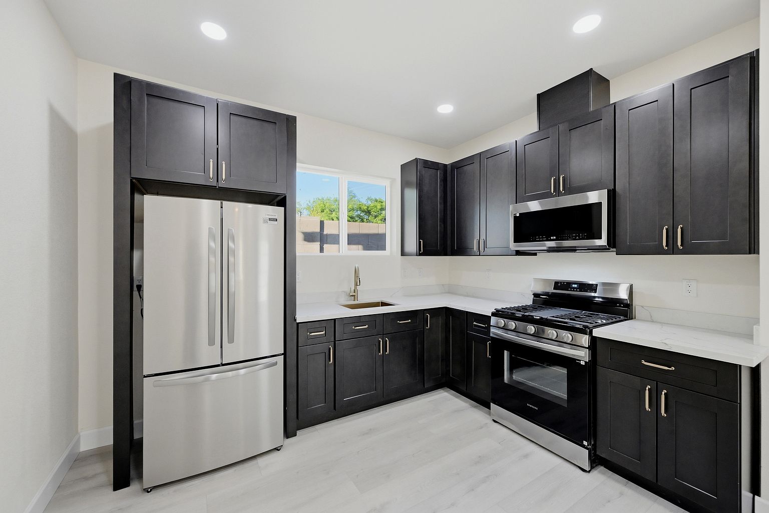 3915 E Coronado Rd photo 2