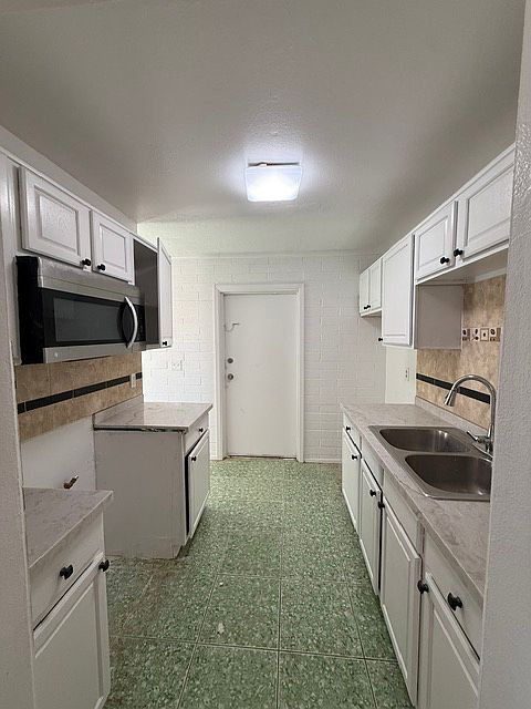 2301 E Sheraton Ln photo 3