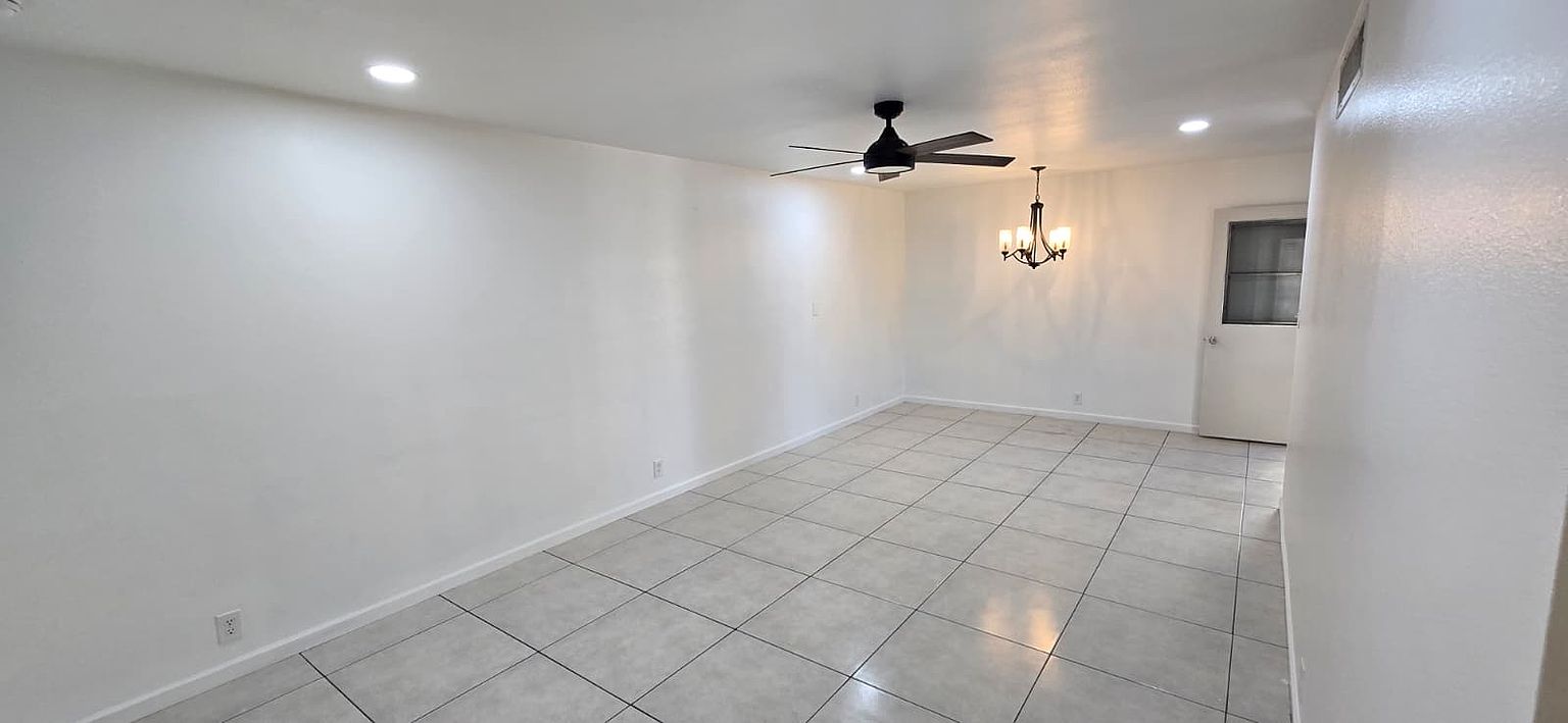 2136 E Mobile Ln photo 3
