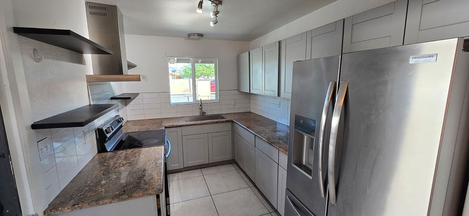 2136 E Mobile Ln photo 2