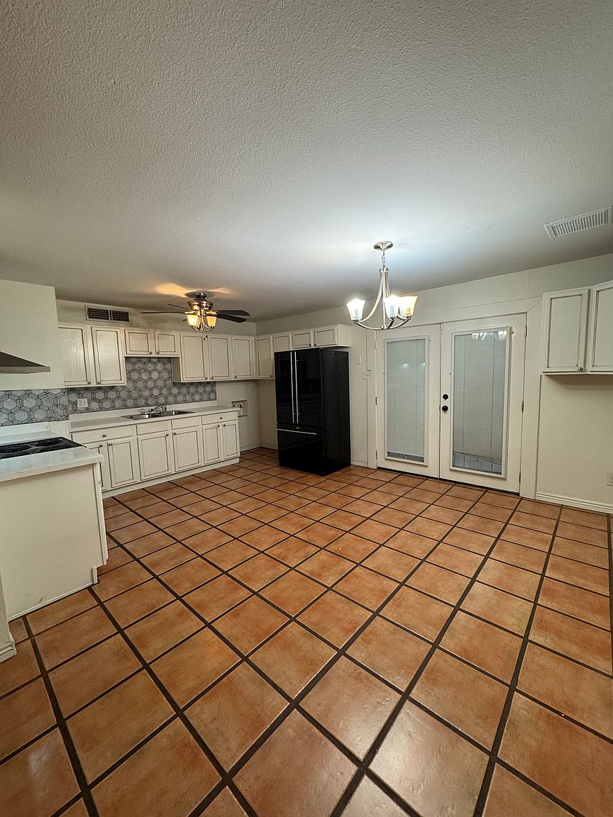 4717 E La Salle St photo 2