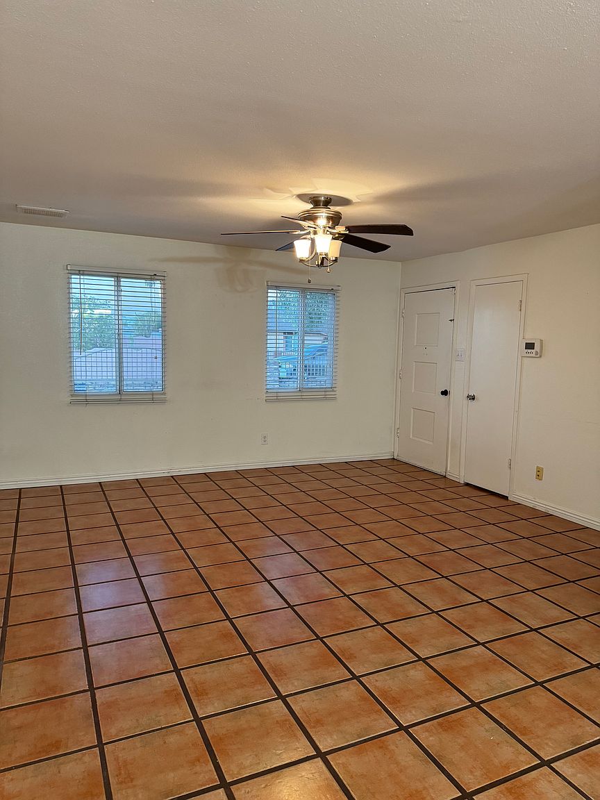 4717 E La Salle St photo 5