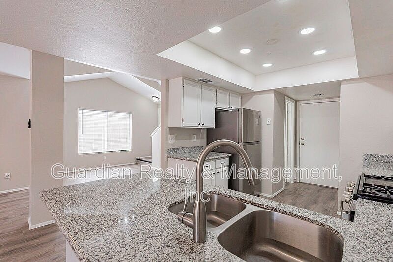 4389 S Potter Dr Tempe, AZ 85282 photo 4
