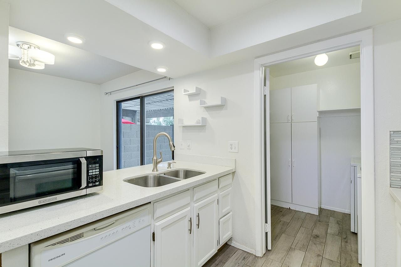 1440 West La Jolla Drive photo 2
