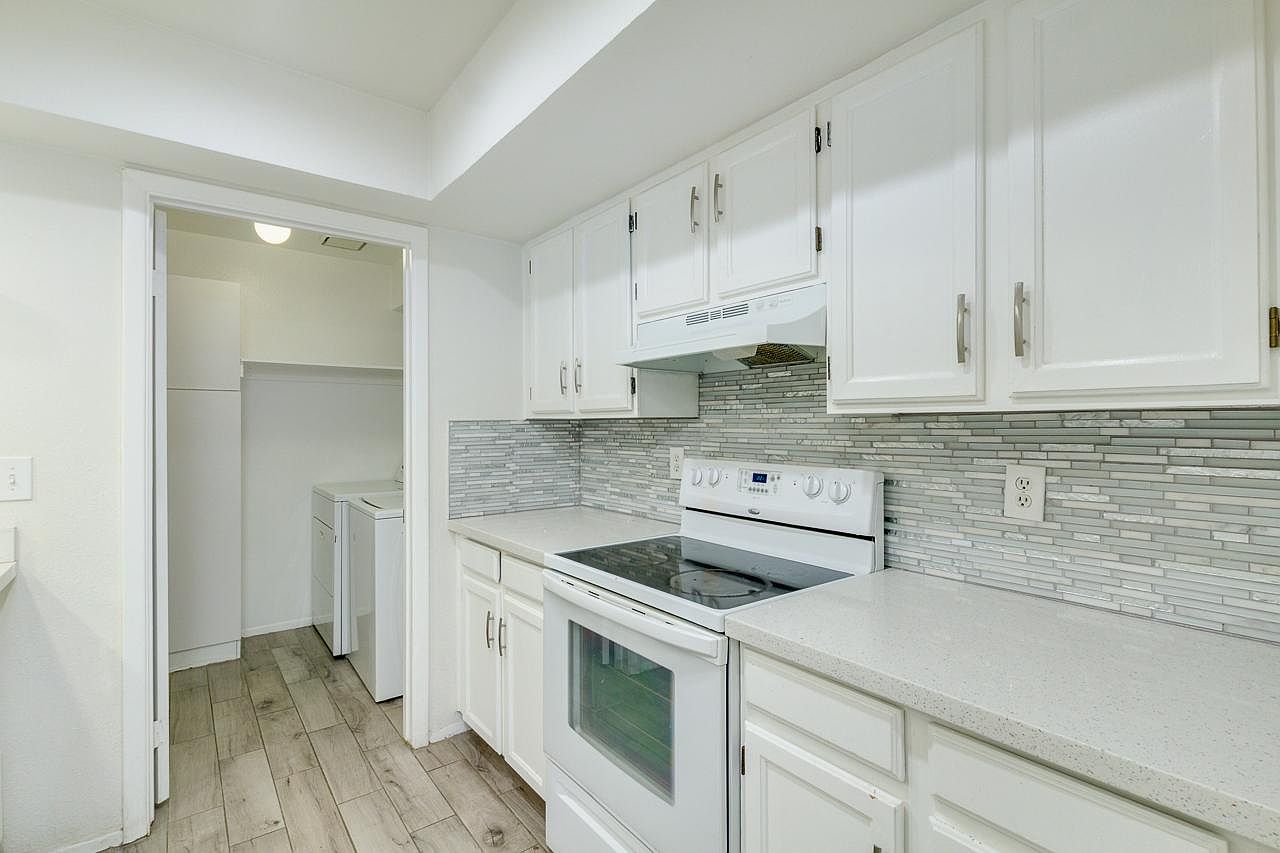 1440 W La Jolla Dr photo 4