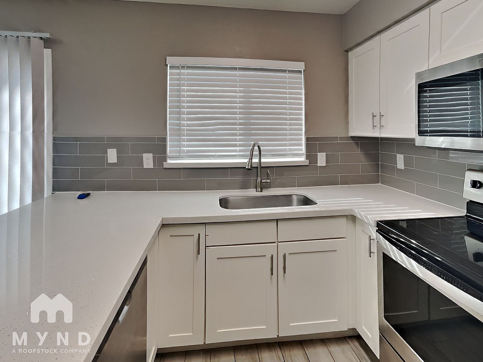 1014 W Malibu Dr photo 3
