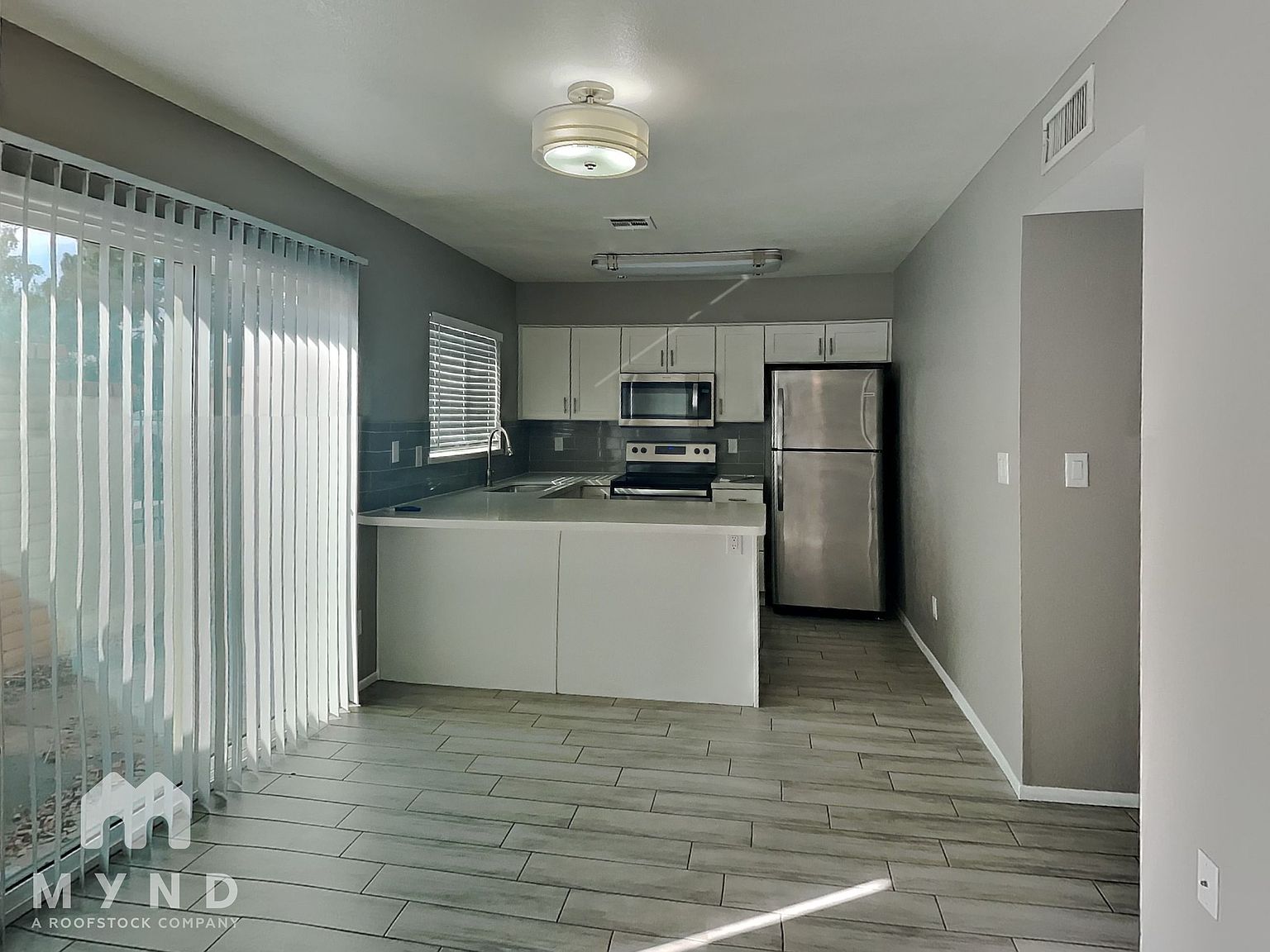 1014 W Malibu Dr photo 2