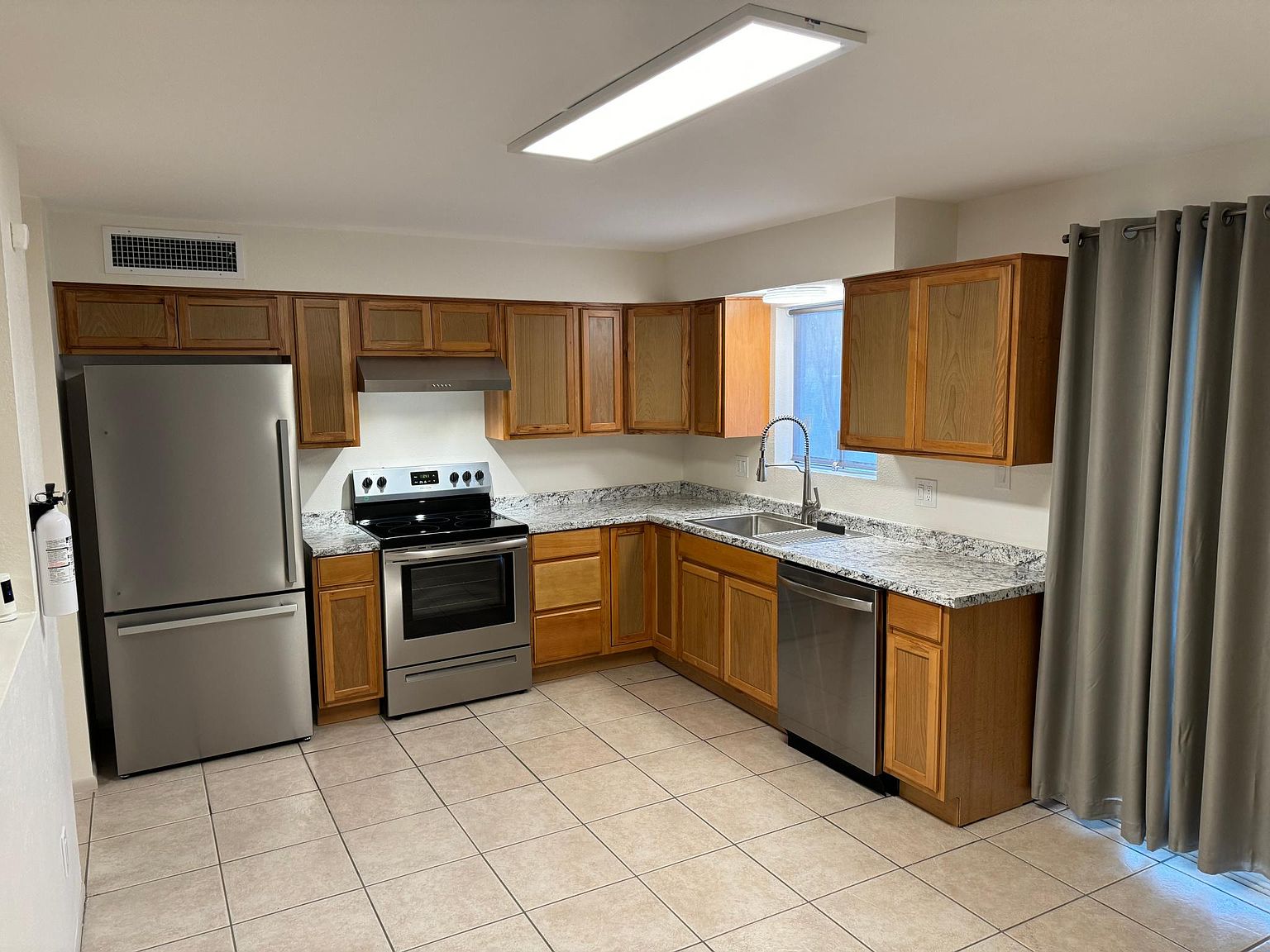 1214 W Manhatton Dr photo 2
