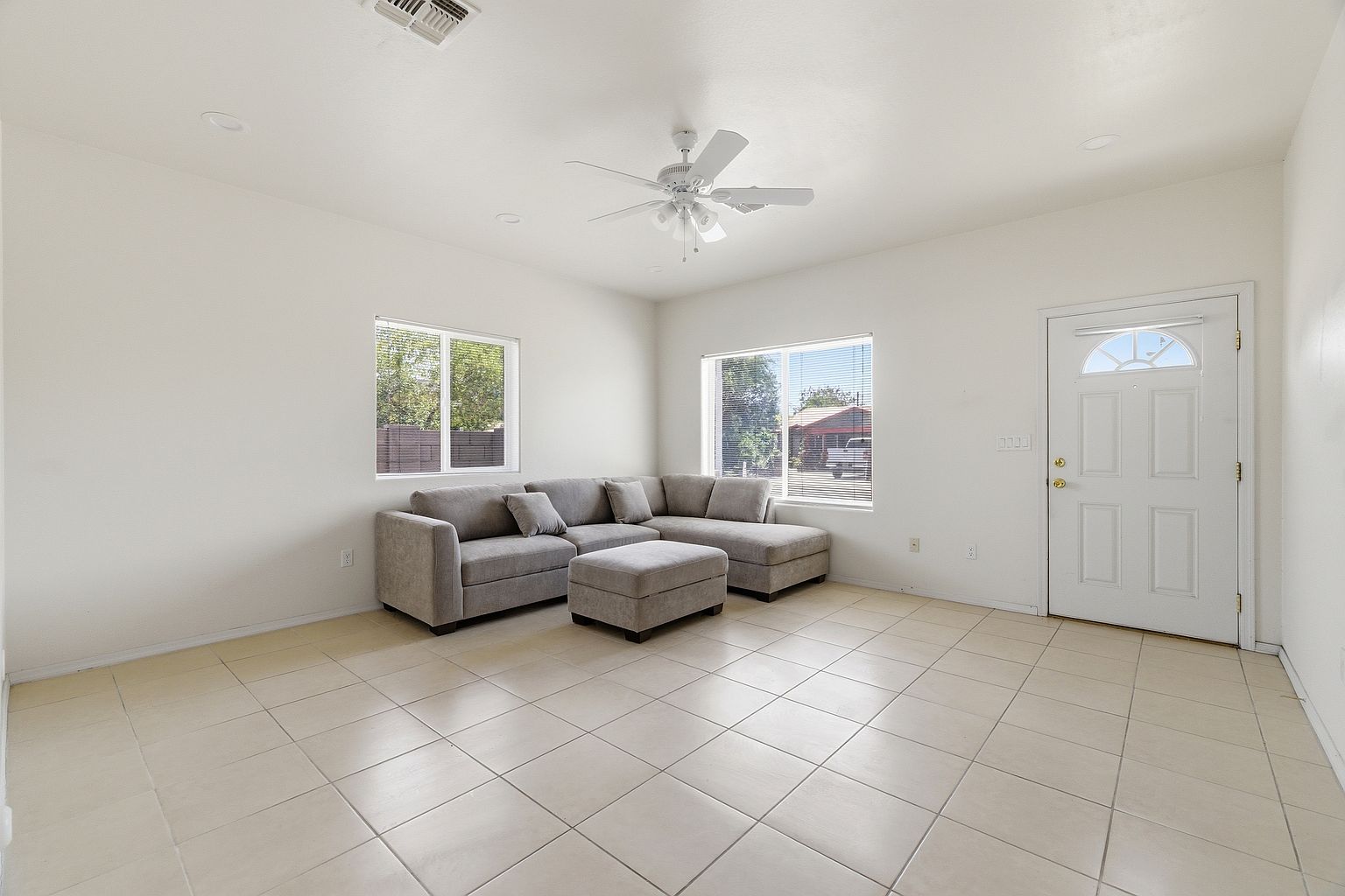 512 W Brown St photo 4
