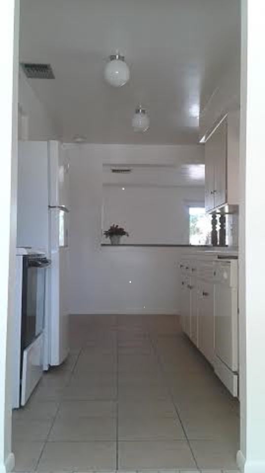 836 W Howe St photo 5