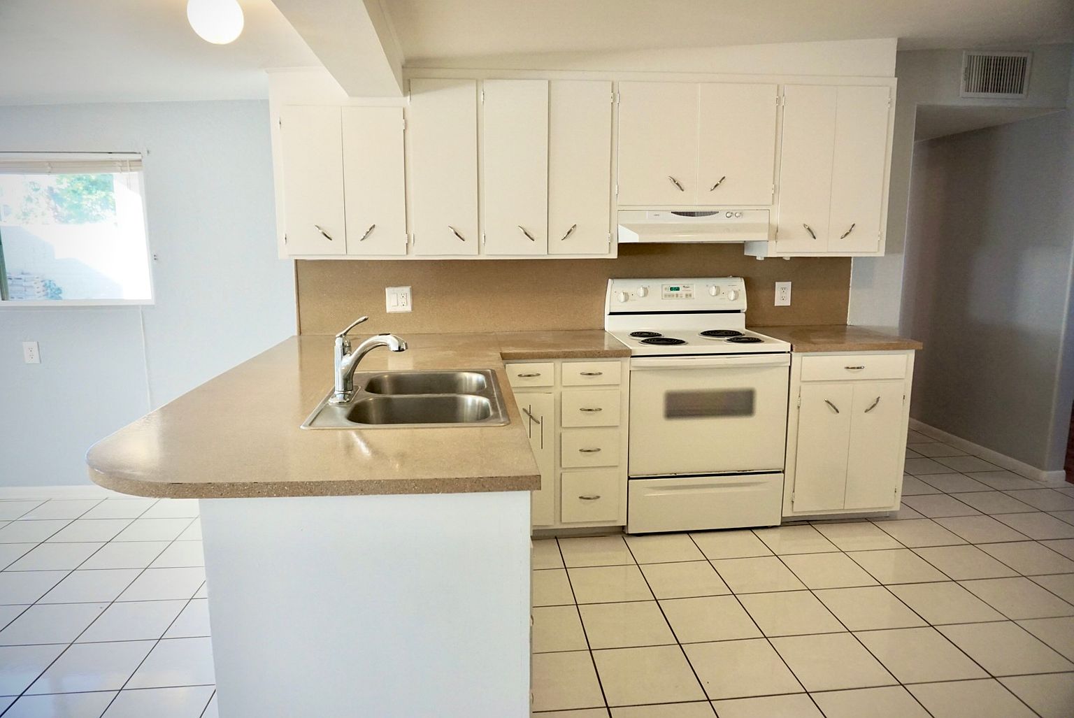 833 W Howe St photo 3