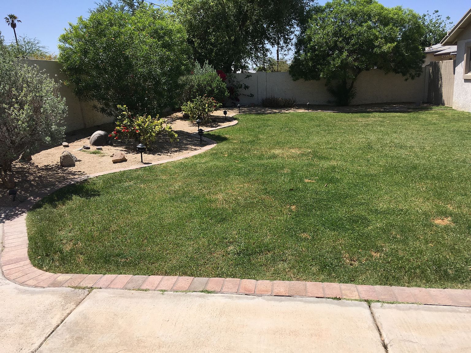 823 W Romo Jones St photo 3