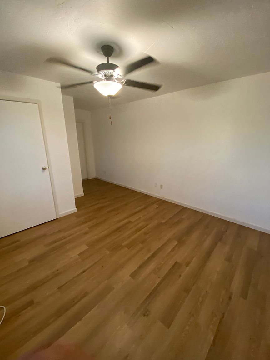 1116 W 17th Pl photo 2