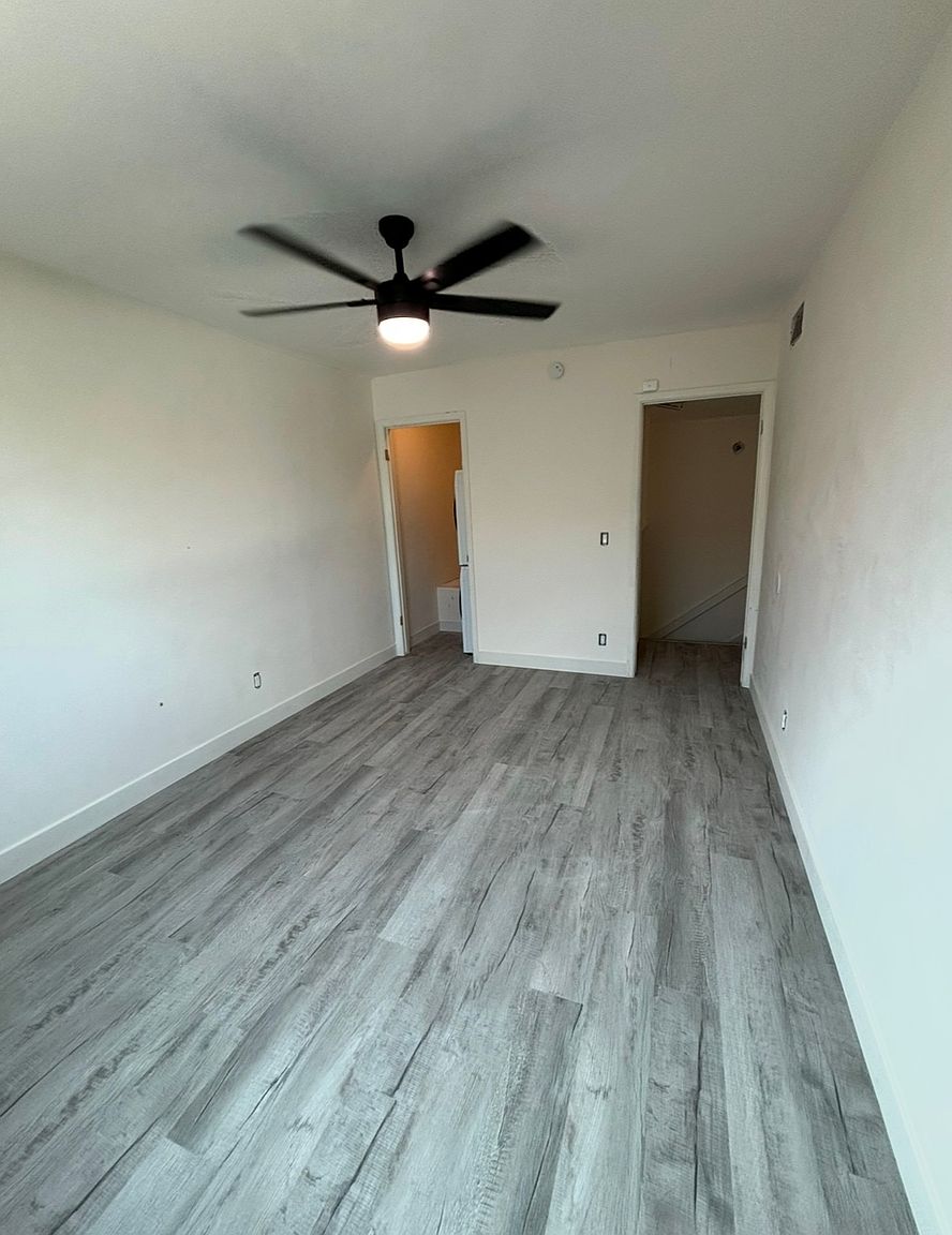 1219 N 47th Pl photo 2