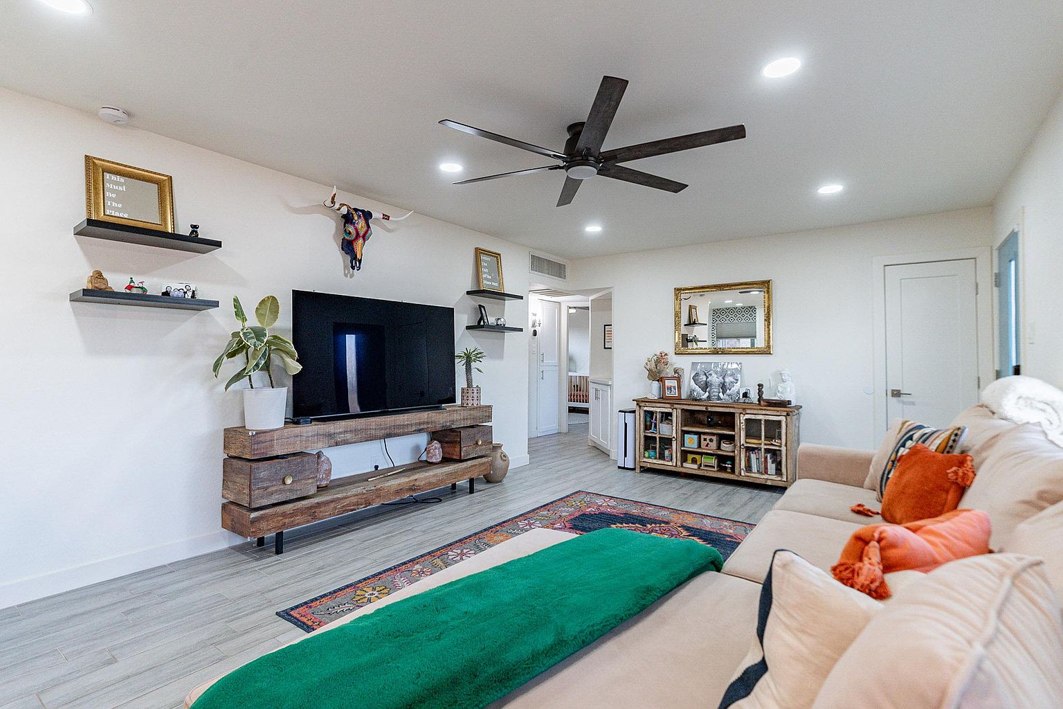 4724 E Polk St photo 2