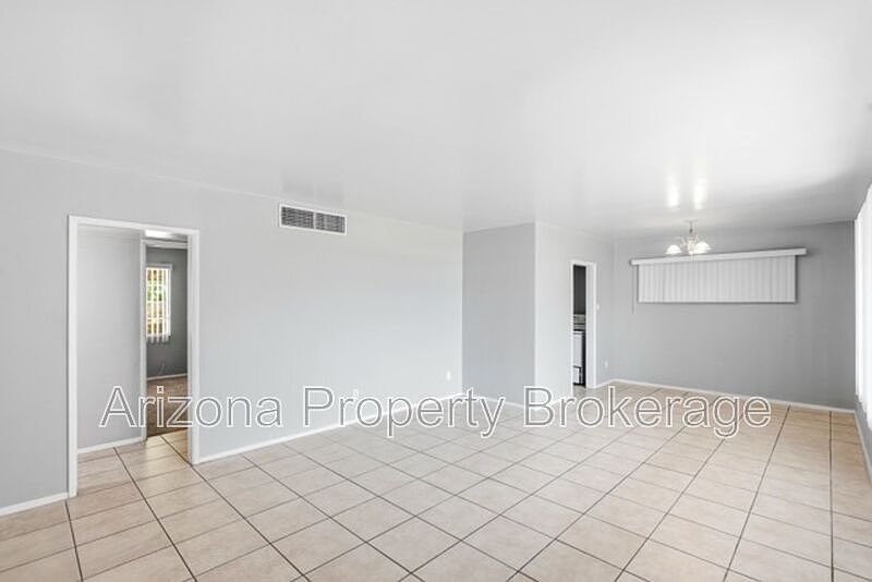 4640 E Oak St photo 2