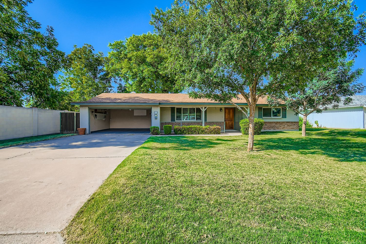 4020 E Earll Dr photo 2