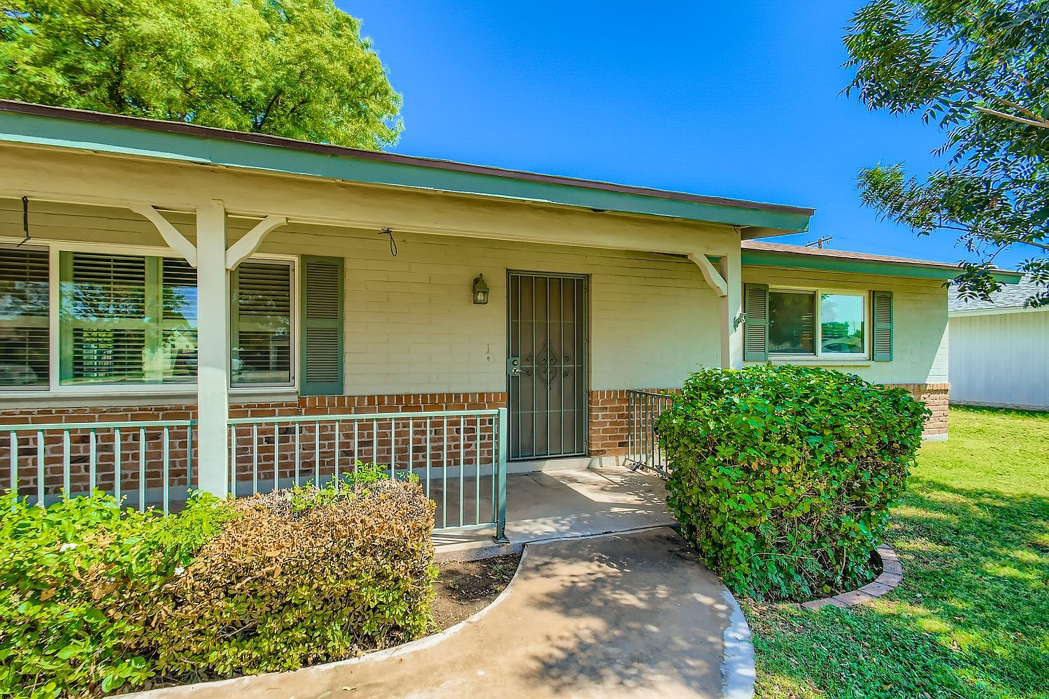 4020 E Earll Dr photo 3