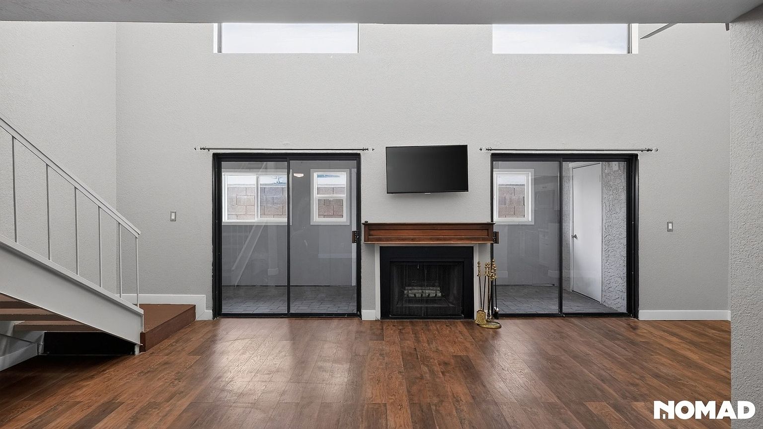 Updated 2 Bedroom Townhome In Phoenix With Modern And Contemporary Touches! photo 2