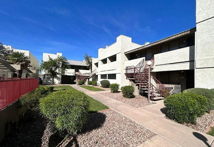 3301 E Earll Dr photo 4