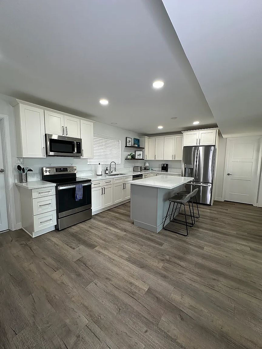 2729 N Myrtle Ave photo 3
