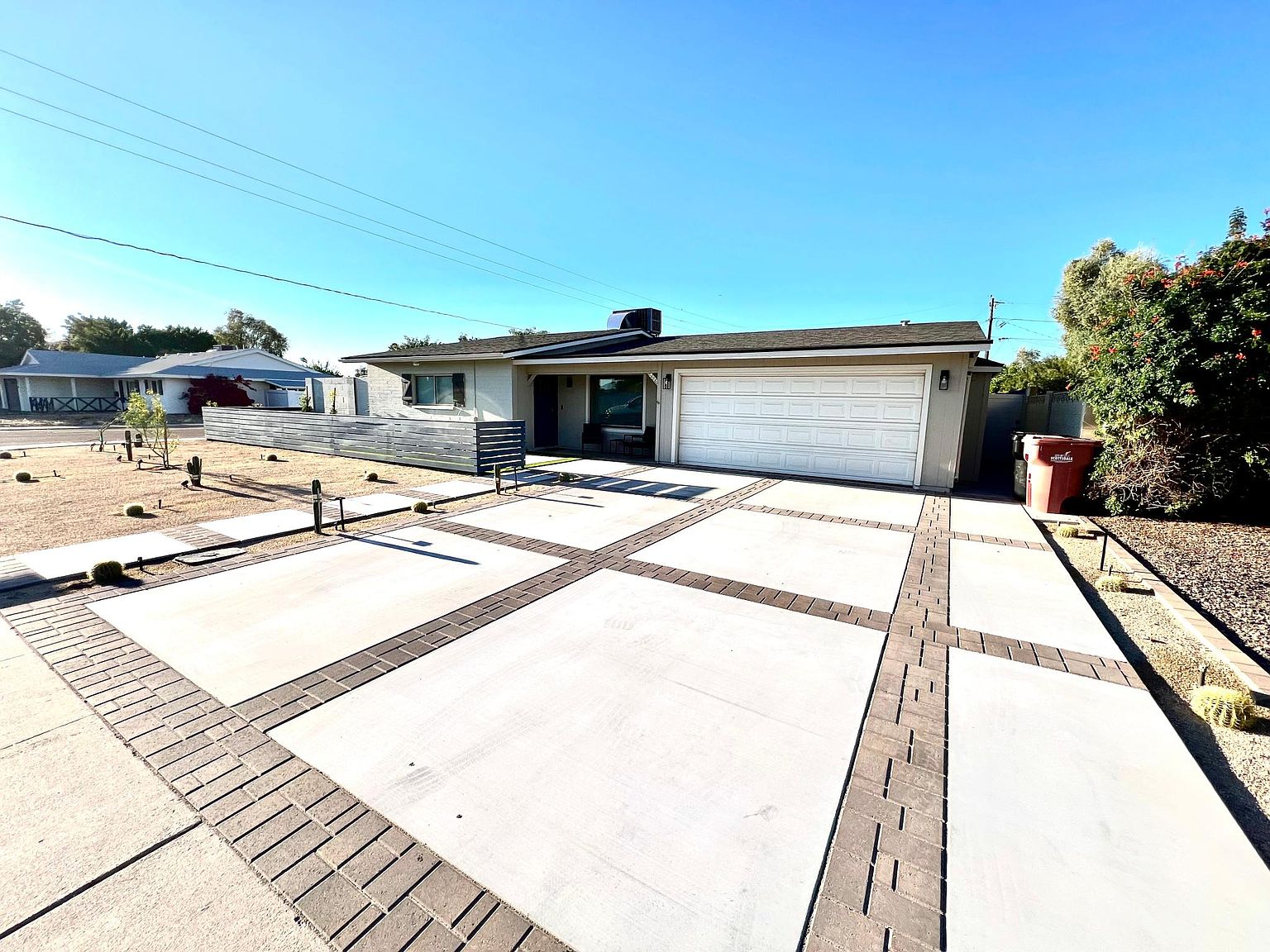 8549 E Mitchell Dr photo 3